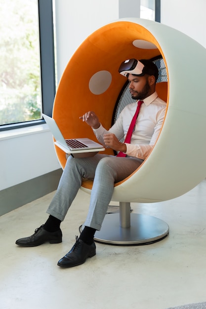 Hombre de negocios trabajando en estudio de realidad virtual