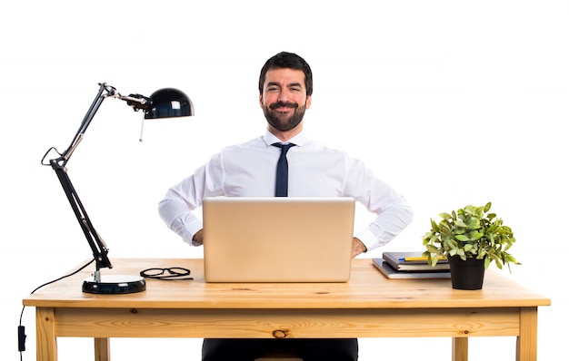 Hombre de negocios trabajando con laptot en su oficina