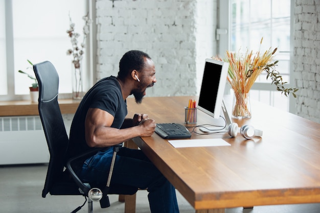 Hombre de negocios trabajando en oficina y gritando