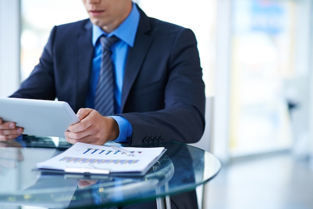 Hombre de negocios trabajando en la oficina