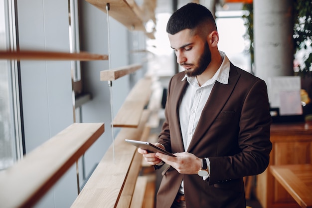 Foto gratuita hombre de negocios, trabajando, en, un, oficina