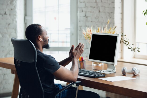 Hombre de negocios trabajando en oficina