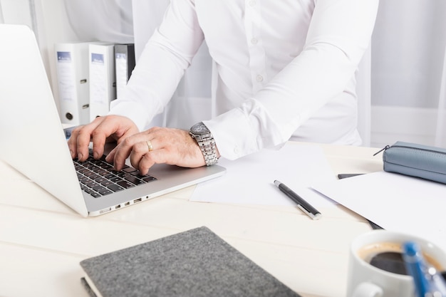 Foto gratuita hombre de negocios trabajando en la oficina