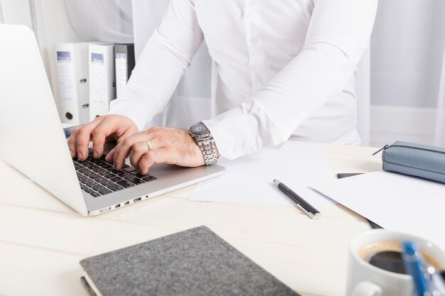 Hombre de negocios trabajando en la oficina