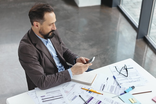 Foto gratuita hombre de negocios, trabajando, en, oficina