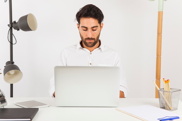 Hombre de negocios trabajando con portátil