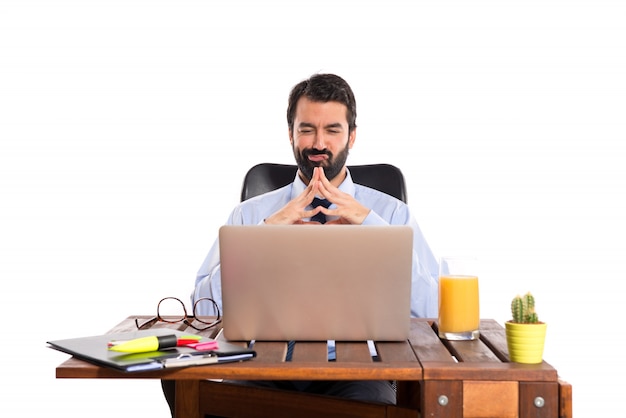 Foto gratuita hombre de negocios trabajando con su laptot