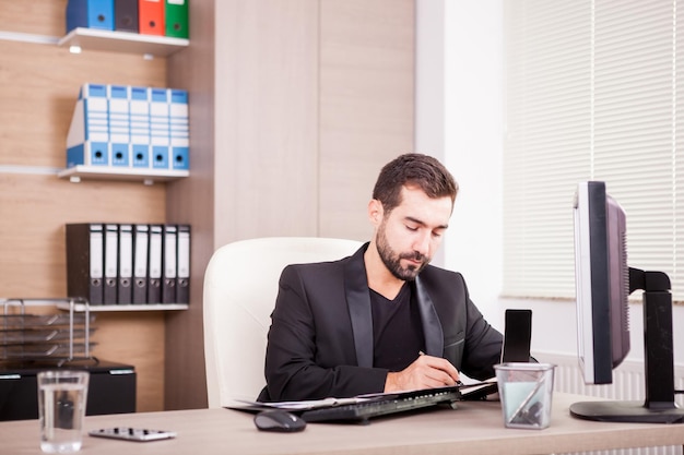 Hombre de negocios trabajando en su oficina. Empresario en entorno profesional