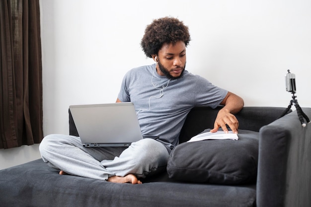 Hombre de negocios trabajando desde su sala de estar