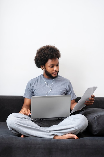 Hombre de negocios trabajando desde su sala de estar