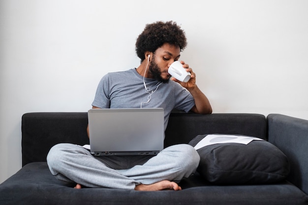 Hombre de negocios trabajando desde su sala de estar