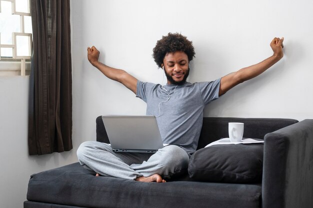 Hombre de negocios trabajando desde su sala de estar