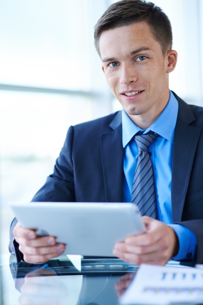 Hombre de negocios trabajando con una tablet