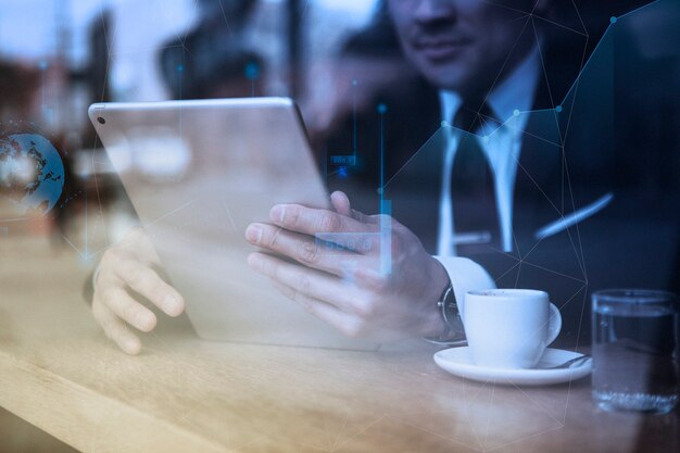Hombre de negocios trabajando en tableta en café