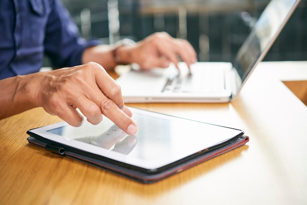 Hombre de negocios trabajando en tableta