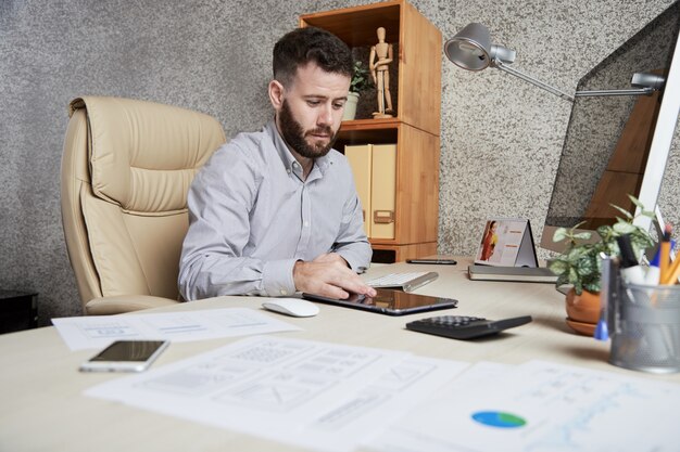 Hombre de negocios trabajando en tableta