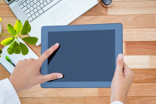 Foto gratuita hombre de negocios trabajando con la tableta