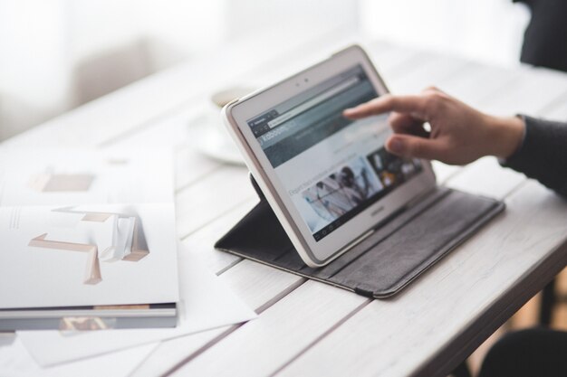 Hombre de negocios trabajando con una tableta