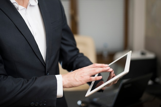 Hombre de negocios trabajando en tableta