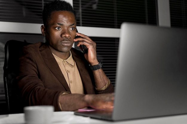 Hombre de negocios trabajando hasta tarde en la oficina