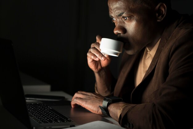 Hombre de negocios trabajando hasta tarde en la oficina