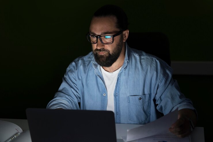 Foto gratuito hombre de negocios trabajando hasta tarde en la oficina