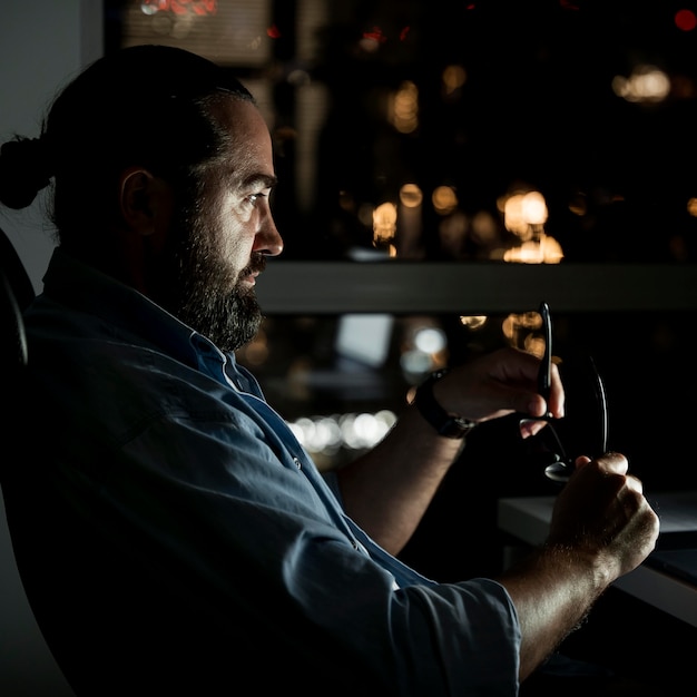 Hombre de negocios trabajando hasta tarde en la oficina