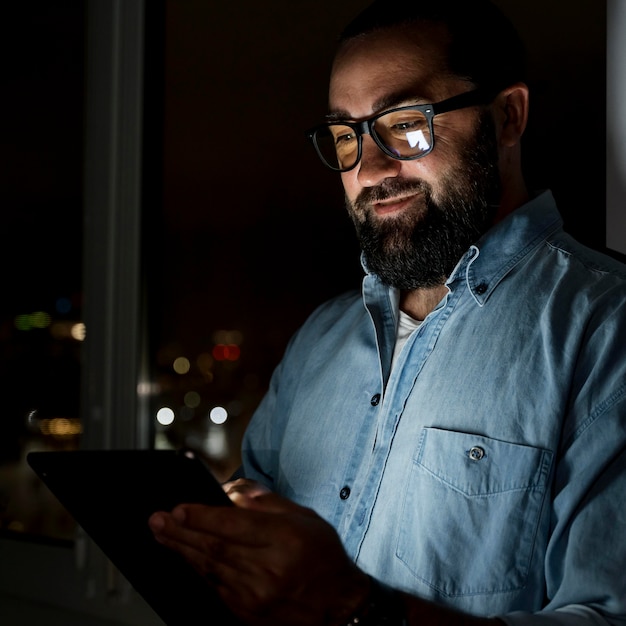 Foto gratuita hombre de negocios trabajando hasta tarde en la oficina