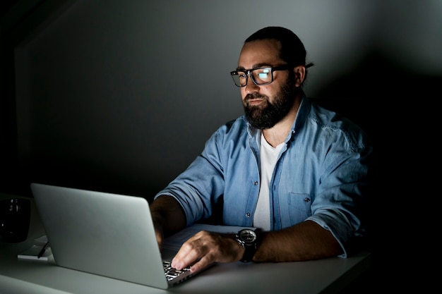 Hombre de negocios trabajando hasta tarde