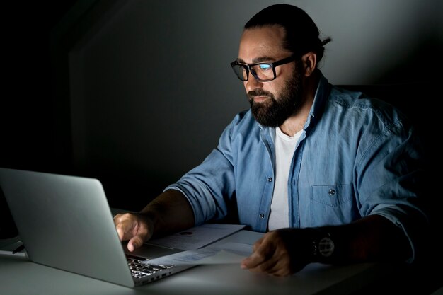 Hombre de negocios trabajando hasta tarde