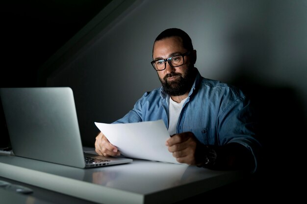 Hombre de negocios trabajando hasta tarde