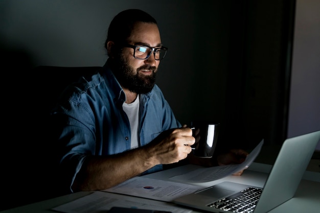 Foto gratuita hombre de negocios trabajando hasta tarde