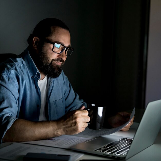 Hombre de negocios trabajando hasta tarde