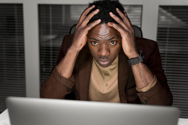 Foto gratuita hombre de negocios trabajando hasta tarde