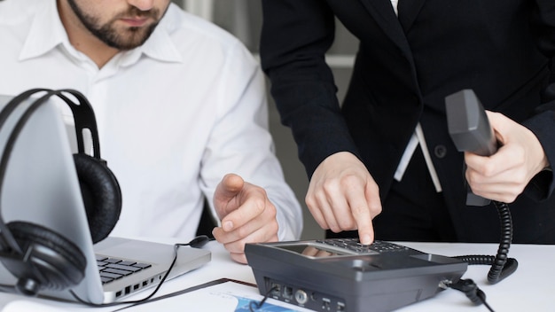 Hombre de negocios, trabajar juntos, en la oficina