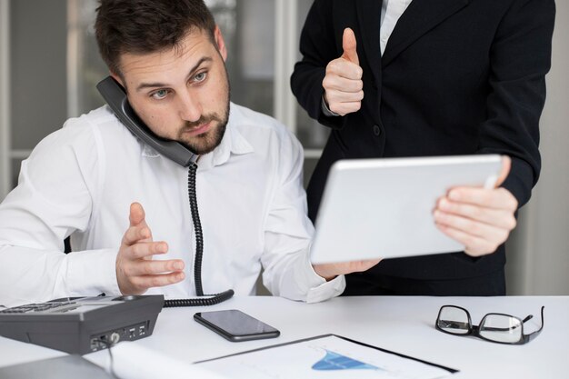 Hombre de negocios, trabajar juntos, en la oficina