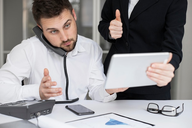 Hombre de negocios, trabajar juntos, en la oficina