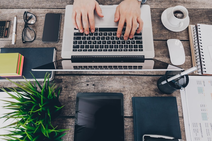 Foto gratuito hombre de negocios, en el trabajo, primer plano, vista superior, de, hombre que trabaja, en, computador portatil