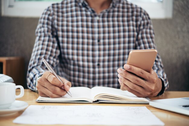 Hombre de negocios, en el trabajo