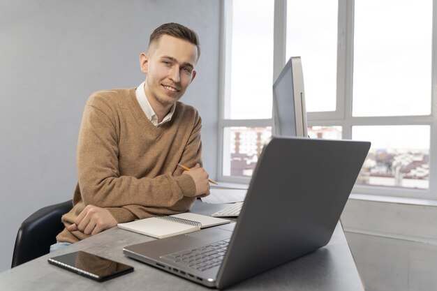 Hombre de negocios, en el trabajo