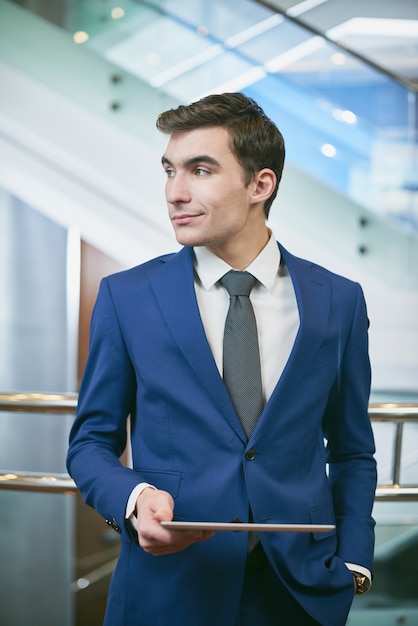 Foto gratuita hombre de negocios con traje azul elegante