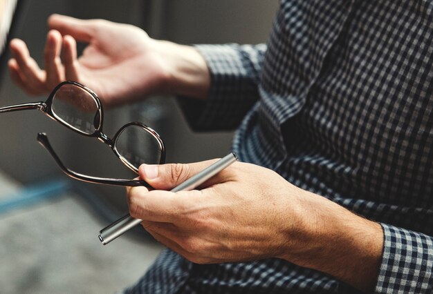 Hombre de negocios tratando de convencer a su equipo