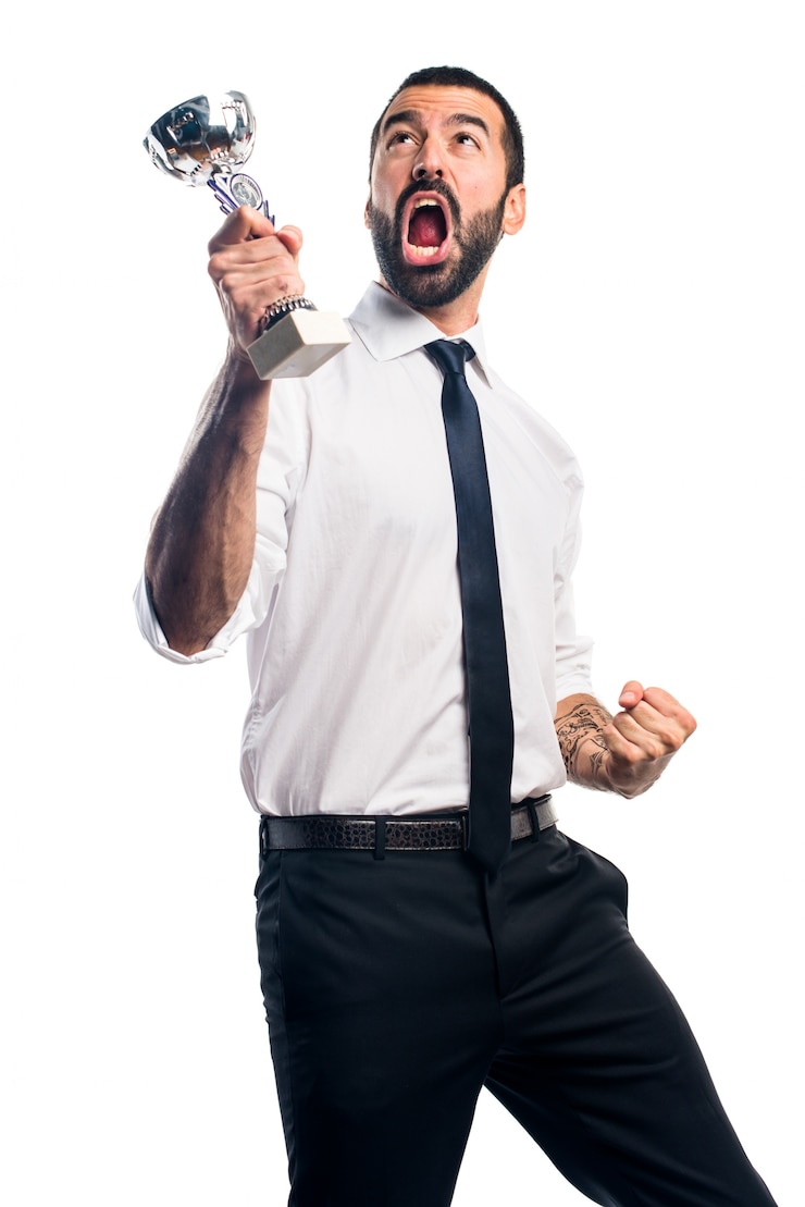 Foto gratuito hombre de negocios con un trofeo