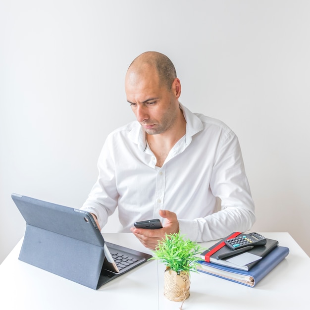 Hombre de negocios usando la computadora portátil en la oficina