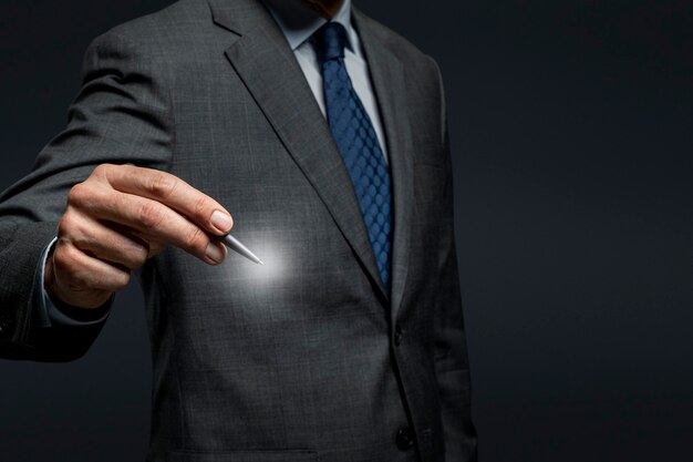 Hombre de negocios usando un lápiz y firmando en una pantalla invisible