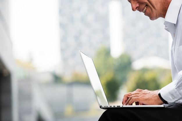 Hombre de negocios usando laptop mientras está sentado