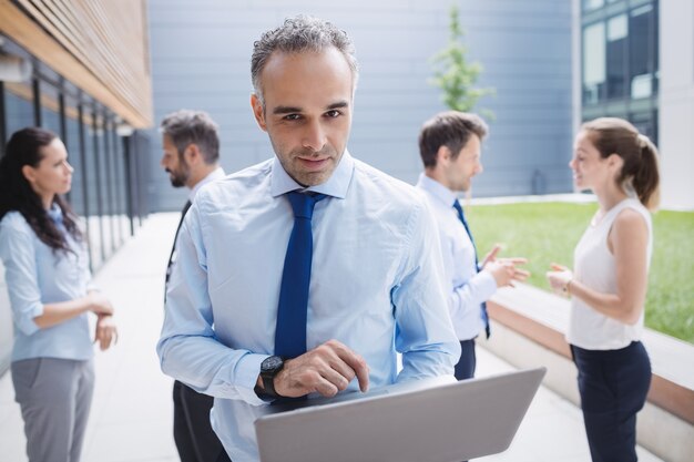 Hombre de negocios usando laptop