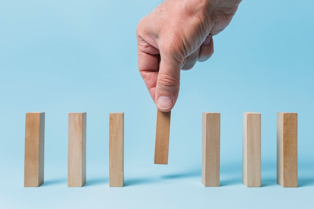 Hombre de negocios usando piezas de madera