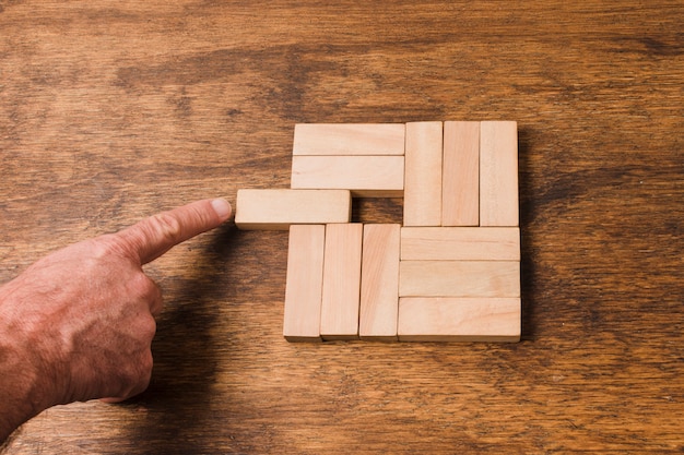 Hombre de negocios usando piezas de madera