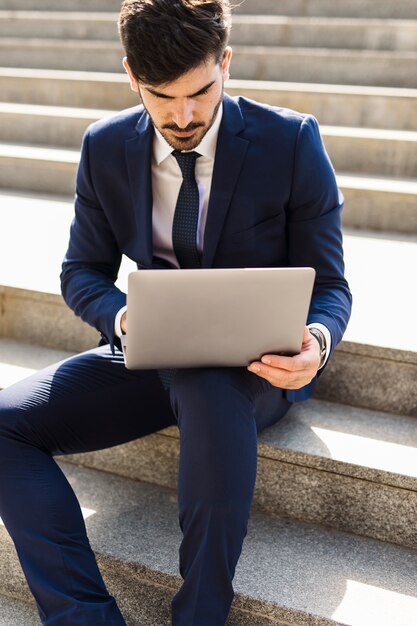 Hombre de negocios usando el portátil